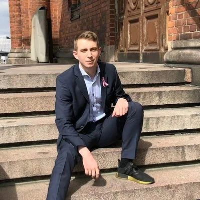 Richard Roos puvussa portailla.